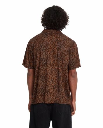 Hombre con camisa Volcom Utopias Print marrón con estampado de leopardo