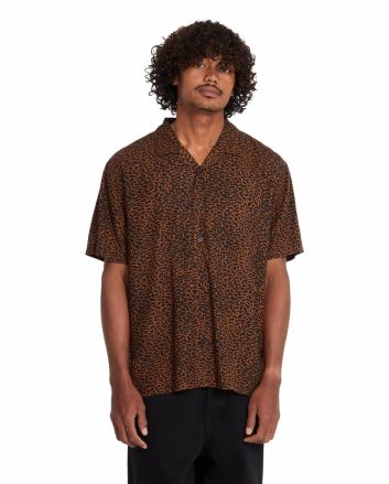 Hombre con camisa Volcom Utopias Print marrón con estampado de leopardo
