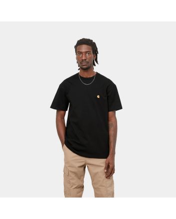 Hombre con Camiseta de manga corta Carhartt WIP Chase Negra con logo dorado 