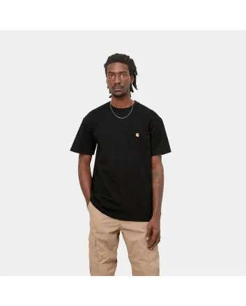 Hombre con Camiseta de manga corta Carhartt WIP Chase Negra con logo dorado 
