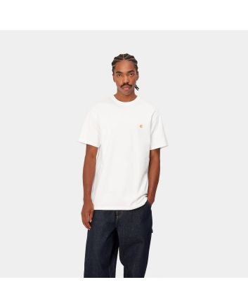 Hombre con Camiseta de manga corta Carhartt WIP Chase blanca con logo dorado 