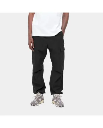 Hombre con pantalón Carhartt WIP Cargo Jogger Negro