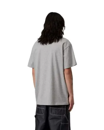 Hombre con camiseta Carhartt WIP S/S Chase T-Shirt Gris Jaspeado con logo bordado en dorado
