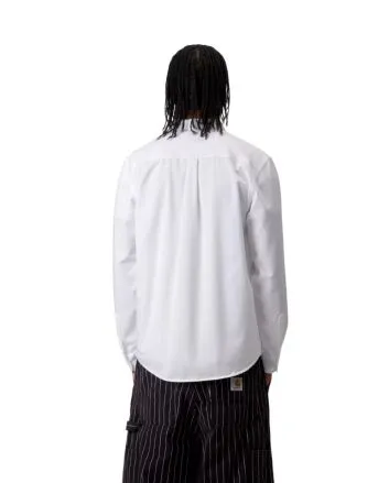 Hombre con camisa de manga larga Carhartt WIP Madison Shirt Blanca con logo negro