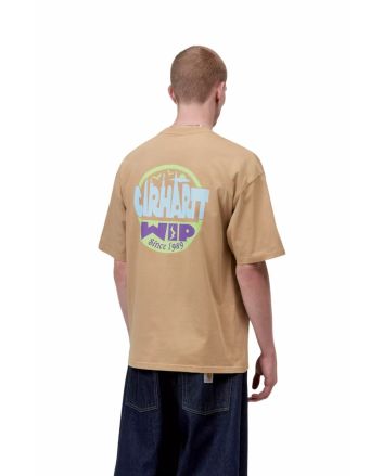 Hombre con camiseta Carhartt WIP Luggage Label Dusty H Brown