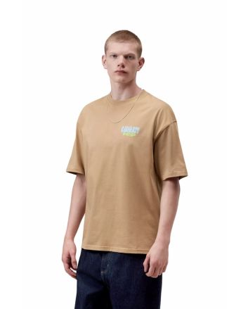 Hombre con camiseta Carhartt WIP Luggage Label Dusty H Brown