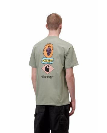 Hombre con camiseta Carhartt WIP Stacked Grapes verde Shady Green