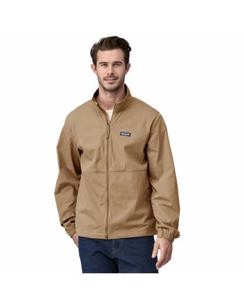 Hombre con Cazadora Patagonia Nomader Jacket Slab Khaki