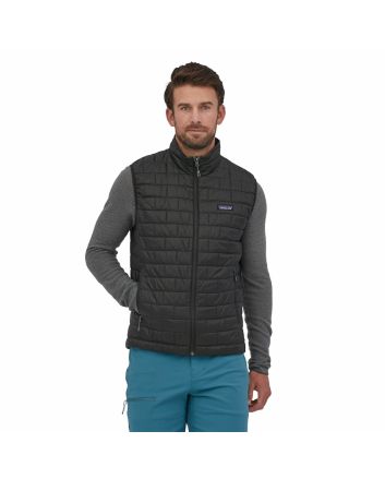 Hombre con chaleco acolchado e impermeable plegable Patagonia Nano Puff Vest Negro