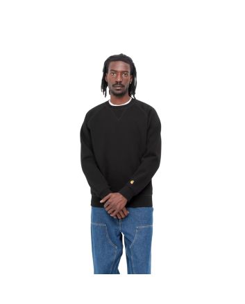 Hombre con sudadera Carhartt WIP Chase Sweat Negra con logo dorado