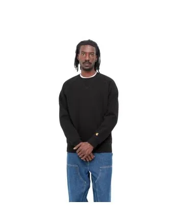 Hombre con sudadera Carhartt WIP Chase Sweat Negra con logo dorado