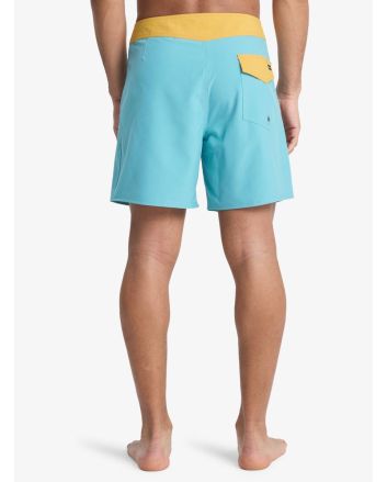 Hombre con boardshort Quiksilver Surfsilk Kaimana 16in Azul Aguamarina