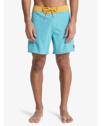 Hombre con boardshort Quiksilver Surfsilk Kaimana 16in Azul Aguamarina