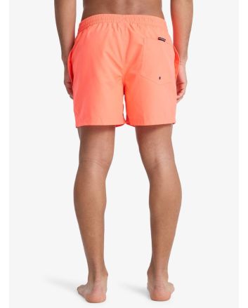 Hombre con short de natación Quiksilver Everyday Solid Volley 15 Fiery Coral 