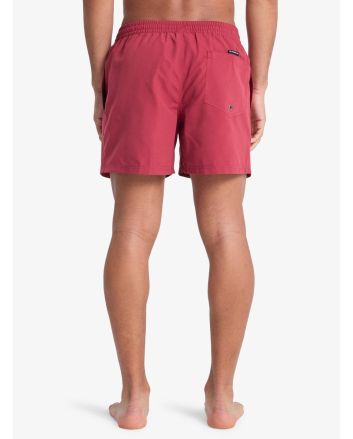Hombre con short de natación Quiksilver Everyday Solid Volley 15 Burnt Russet 