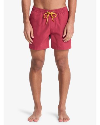 Hombre con short de natación Quiksilver Everyday Solid Volley 15 Burnt Russet 