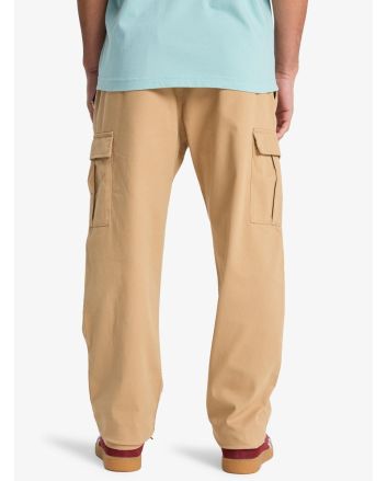 Hombre con pantalón Quiksilver Taxer Regular Cargo Caqui