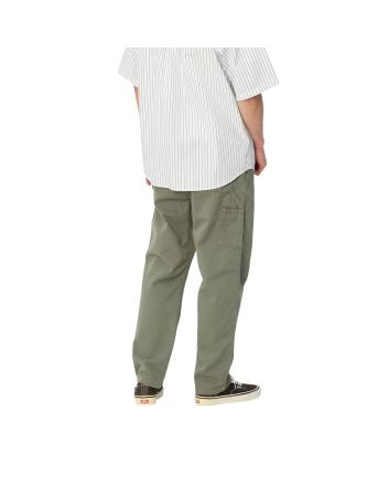 Hombre con Pantalón Carhartt WIP Flint Pant Park Garment Dyed
