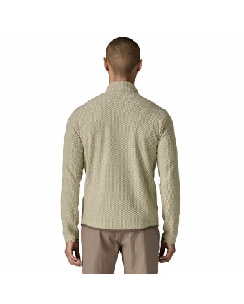 Hombre con chaqueta polar técnica Patagonia R1 Air Fleece Jacket beige Pelican 