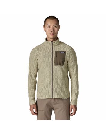Hombre con chaqueta polar técnica Patagonia R1 Air Fleece Jacket beige Pelican 