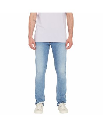Hombre con pantalón vaquero Volcom Vorta Denim Slim Wrecked Indigo 