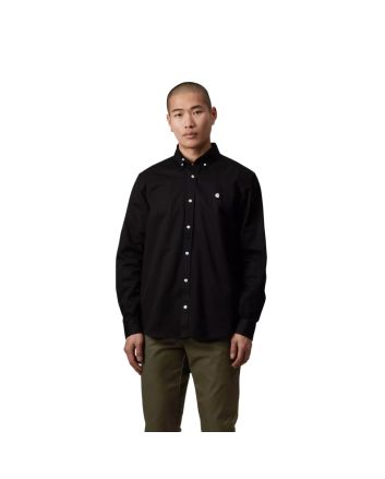 Hombre con Camisa de manga larga Carhartt WIP Madison LS Shirt Negra con el logo en blanco