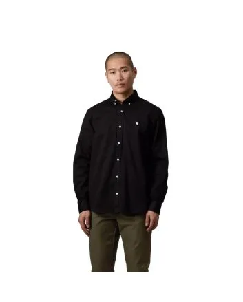 Hombre con Camisa de manga larga Carhartt WIP Madison LS Shirt Negra con el logo en blanco