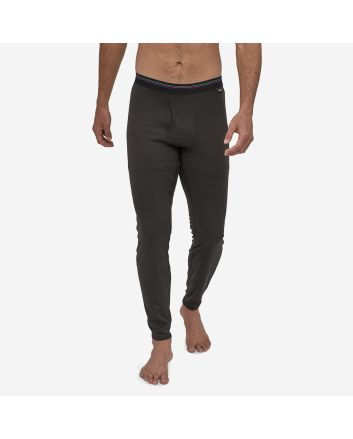 Hombre con mallas interiores Patagonia Men's Capilene Midweight Bottoms en negro
