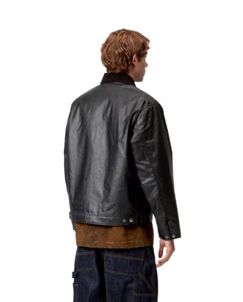 Hombre con Cazadora Carhartt WIP OG Dean Jacket Negra