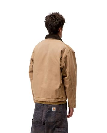 Hombre con chaqueta workwear Carhartt WIP OG Detroit Jacket Marrón Stone Canvas