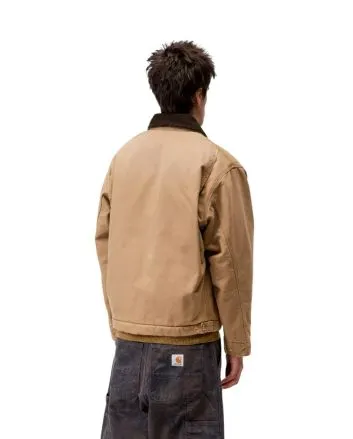 Hombre con chaqueta workwear Carhartt WIP OG Detroit Jacket Marrón Stone Canvas