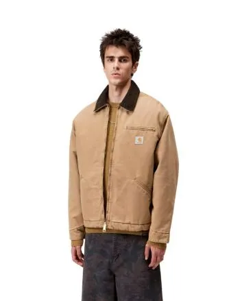 Hombre con chaqueta workwear Carhartt WIP OG Detroit Jacket Marrón Stone Canvas
