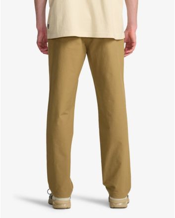 Hombre con pantalón técnico Billabong Surftrek Plus Marrón Gravel 