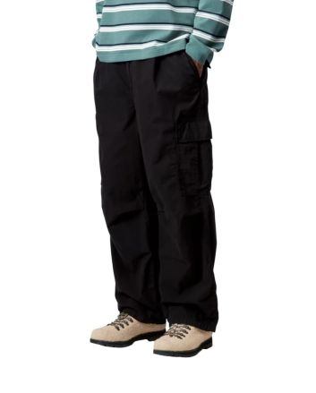 Hombre con pantalones Carhartt WIP Cole Cargo Negros