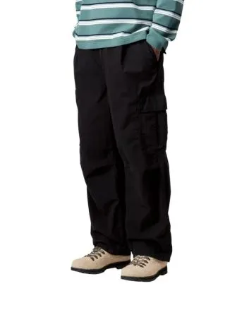 Hombre con pantalones Carhartt WIP Cole Cargo Negros