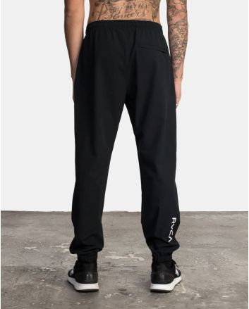 Hombre con pantalón de chándal RVCA VA Sport Yogger II Negro