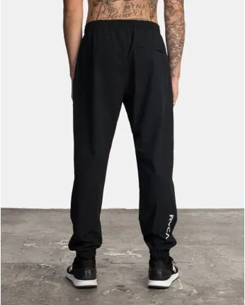 Hombre con pantalón de chándal RVCA VA Sport Yogger II Negro