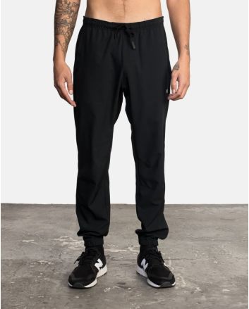 Hombre con pantalón de chándal RVCA VA Sport Yogger II Negro