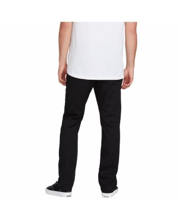 Hombre con pantalones chinos Volcom Frickin Modern Stretch Negros 