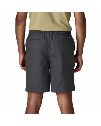 Hombre con bermudas de cintura elástica Patagonia Nomader Volley Shorts Grises 