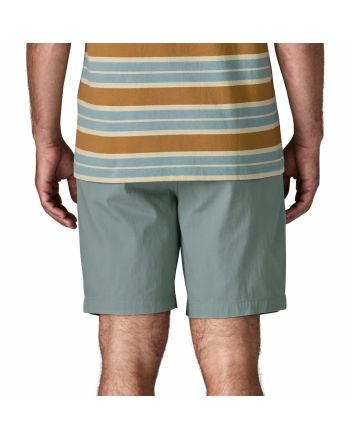 Hombre con bermudas Patagonia Nomader Volley 7in Blue Sage