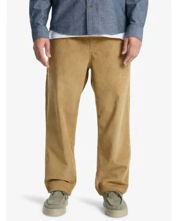 Hombre con pantalón de pana Quiksilver Taxer Regular Cord Beige 