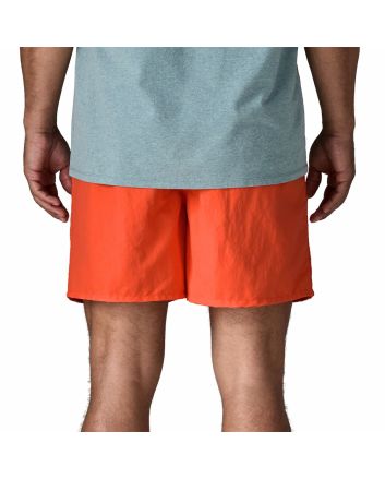 Hombre con Bañadaor Patagonia M's Baggies Shorts 5" Naranjas