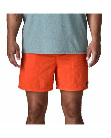 Hombre con Bañadaor Patagonia M's Baggies Shorts 5" Naranjas