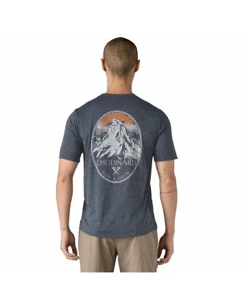 Hombre con con camiseta técnica Patagonia Capilene Cool Daily azul con gráfico Chouinard Crest grande