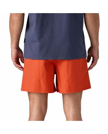 Hombre con Short tipo bañador Patagonia Baggies 5'' color naranja polinizador 