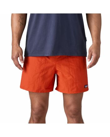 Hombre con Short tipo bañador Patagonia Baggies 5'' color naranja polinizador 