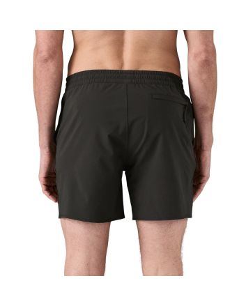 Hombre con bañador elástico Patagonia Hydropeak Volley Shorts 16in Negro