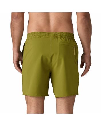 Hombre con bañador elástico Patagonia Hydropeak Volley 16'' color verde pasto