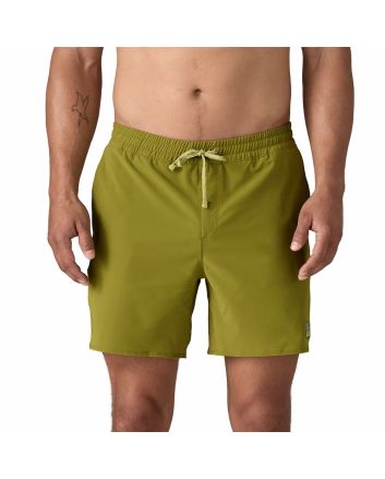Hombre con bañador elástico Patagonia Hydropeak Volley 16'' color verde pasto